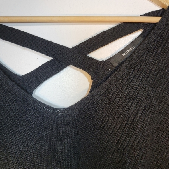 FOREVER 21 black V-neck black knit with back detail. Size M - Picture 3 of 5